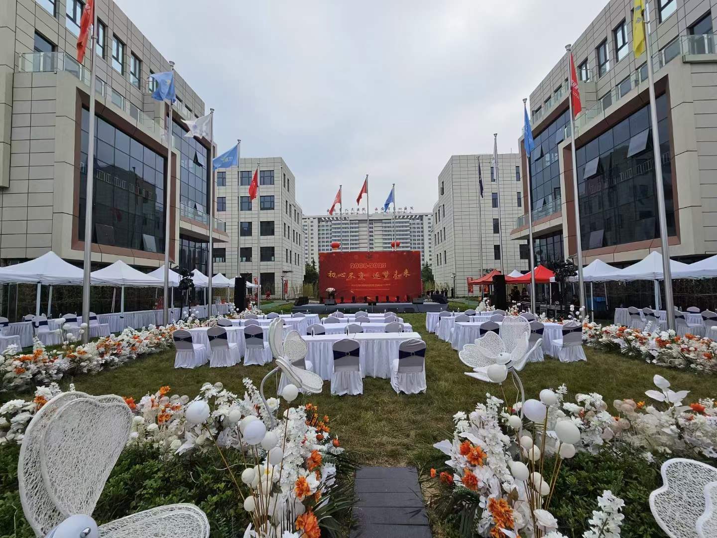 1688539305409664.jpg 集團動態(tài) 櫛風(fēng)沐雨 砥礪前行 中鈉儲能恭賀“瀚林控股集團十五周年慶典”圓滿舉行2.jpg