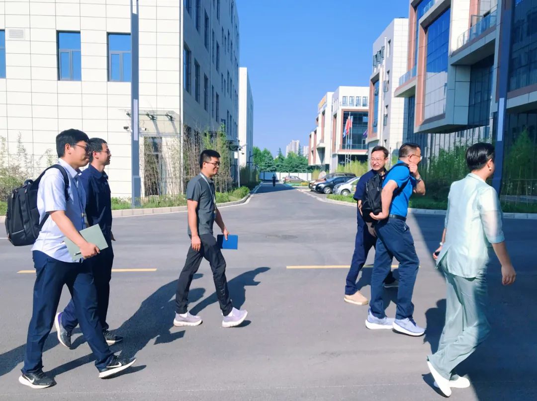 1693470651433060.jpg 企業(yè)動(dòng)態(tài) 熱烈歡迎藍(lán)曉科技領(lǐng)導(dǎo)一行蒞臨中鈉儲(chǔ)能參觀考察1.jpg